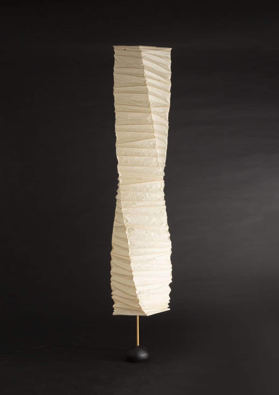 Akari modèle « 30N » sur base « BB3 » par Isamu Noguchi