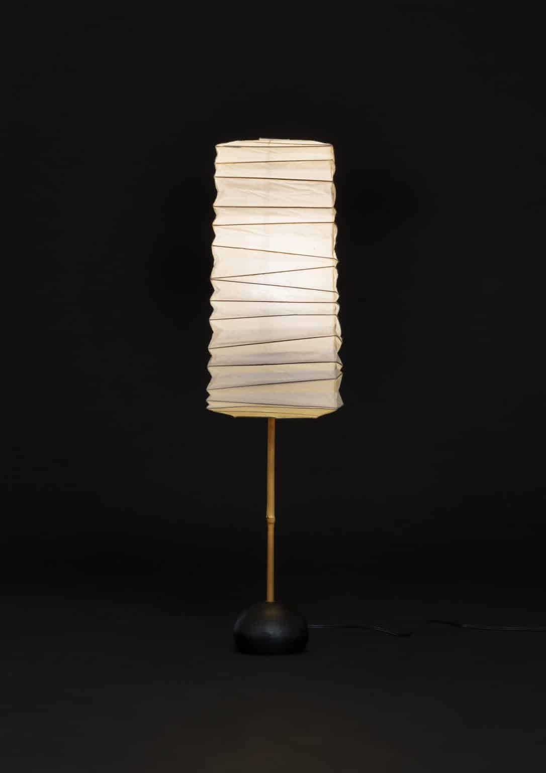 Akari modèle « 45XN » sur base « BB1 » par Isamu Noguchi