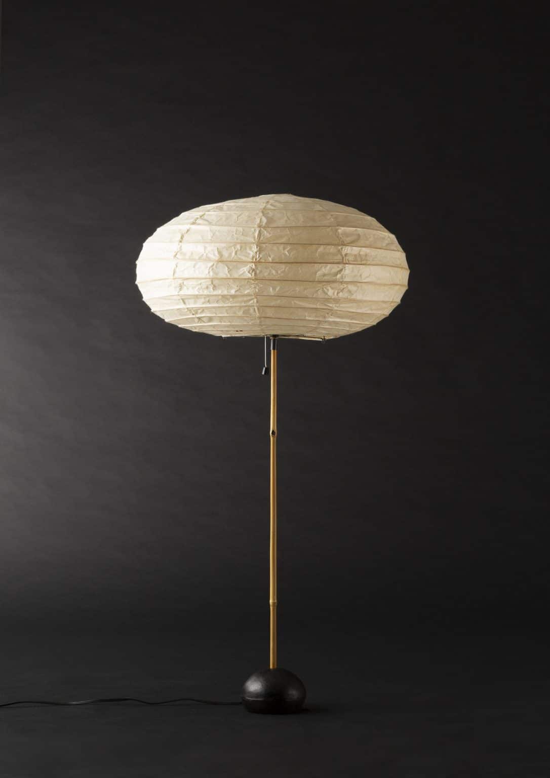 Akari modèle « 50EN » sur base « BB2 » par Isamu Noguchi