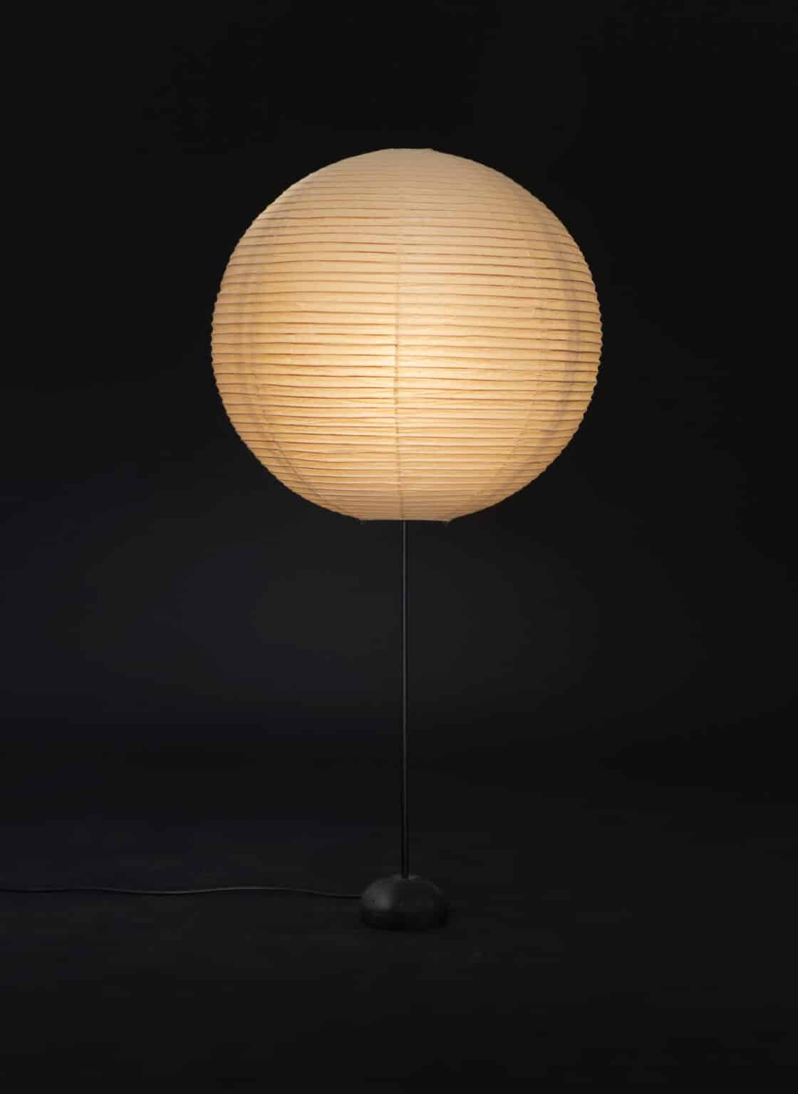 Akari 55A sur Single Stem Base T2 par Isamu Noguchi