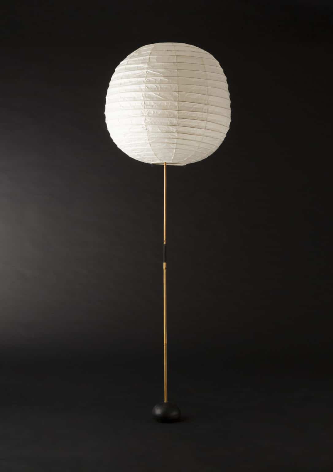 Akari modèle « 60F » sur base « BB3 » par Isamu Noguchi