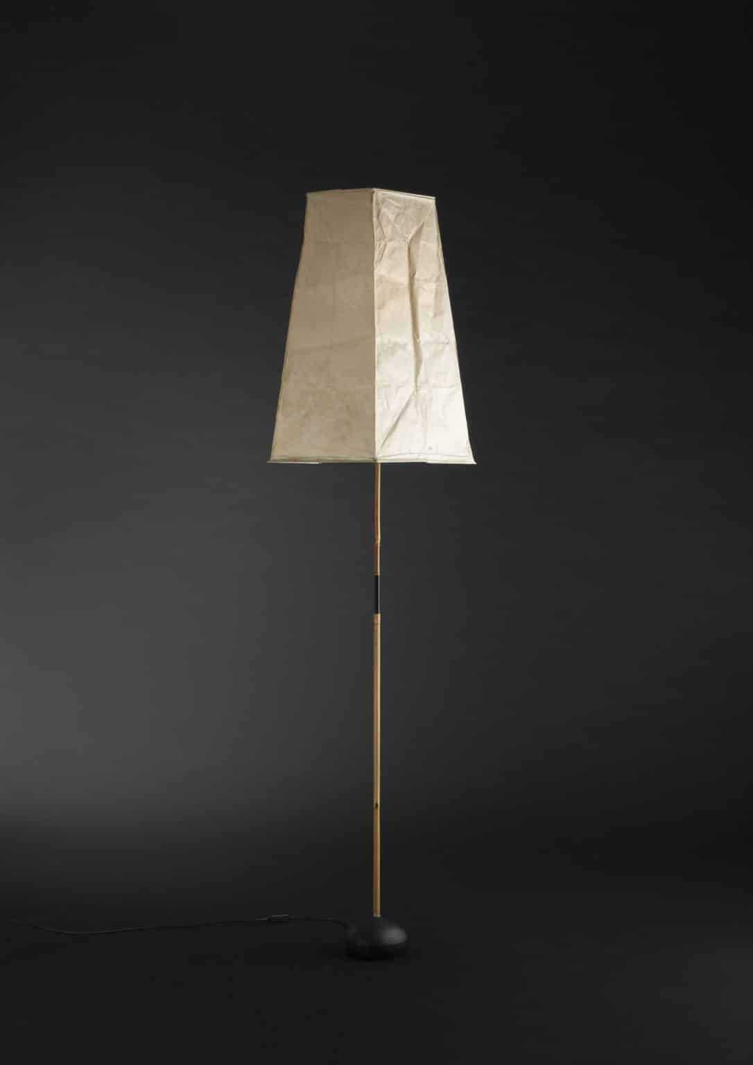 Akari modèle « V2 » sur base « BB3 » par Isamu Noguchi