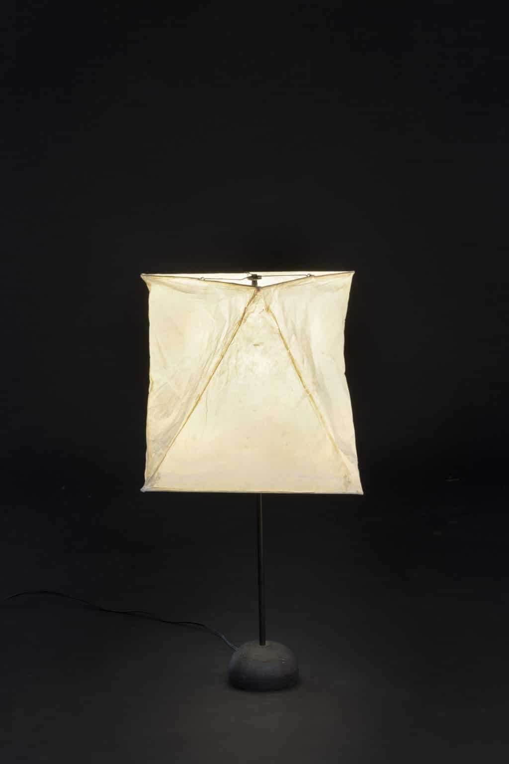 Akari modèle « YA1 » sur « Single Stem Base » (T1) par Isamu Noguchi