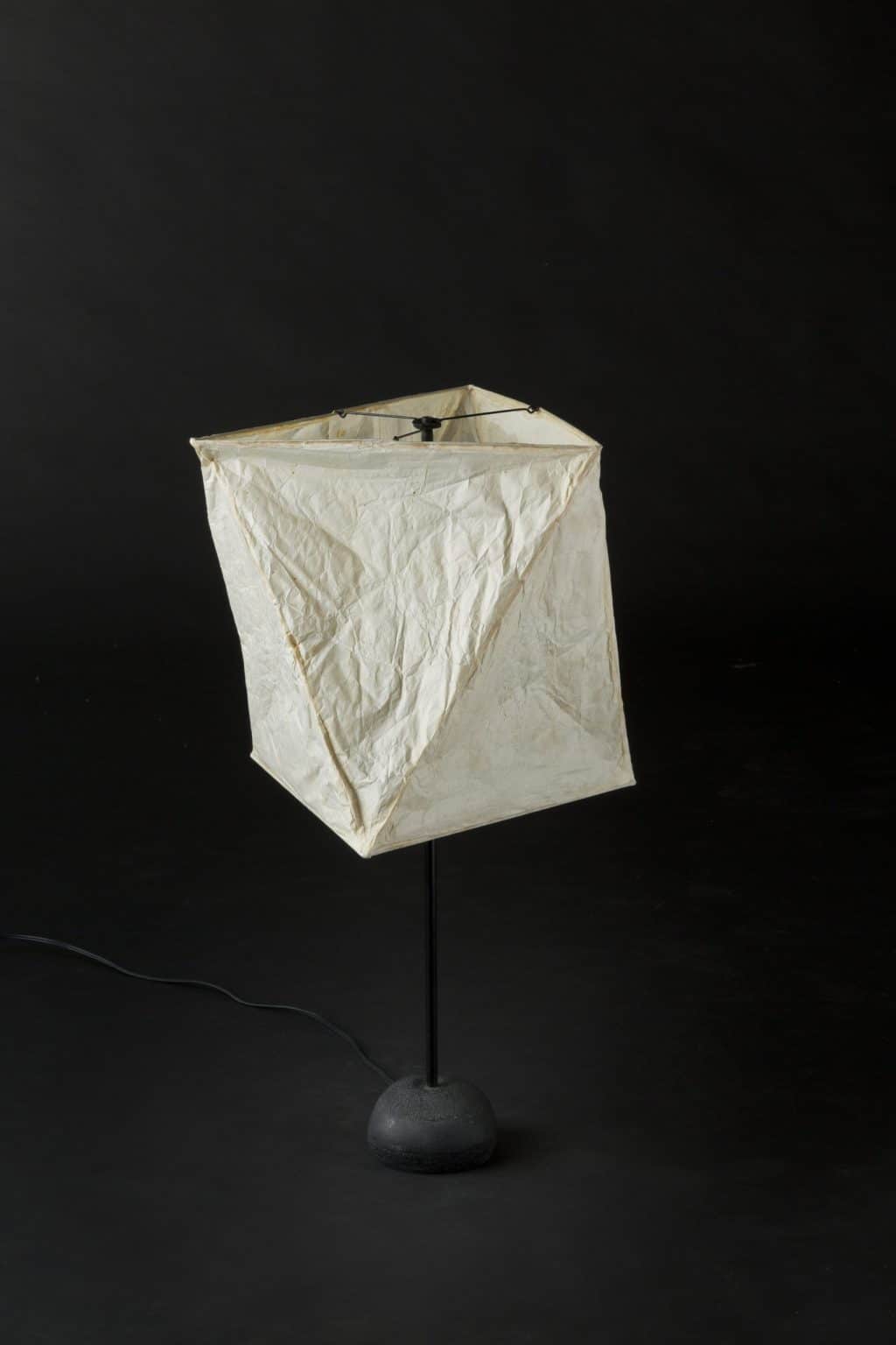 Akari modèle « YA1 » sur « Single Stem Base » (T1) par Isamu Noguchi
