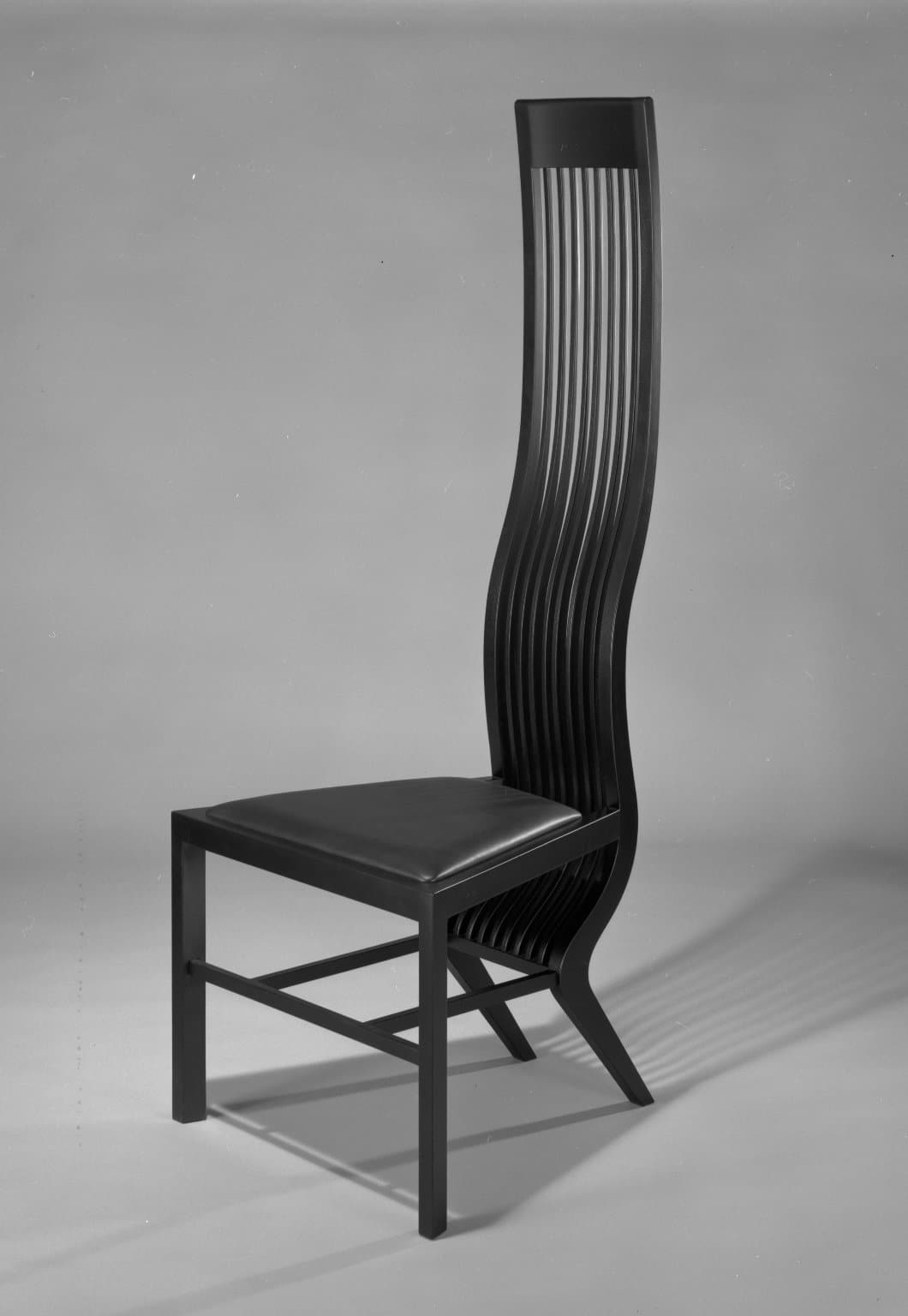 Arata isozaki, chaise « marilyn », bouleau teinté, tendo mokko (japon), 1973