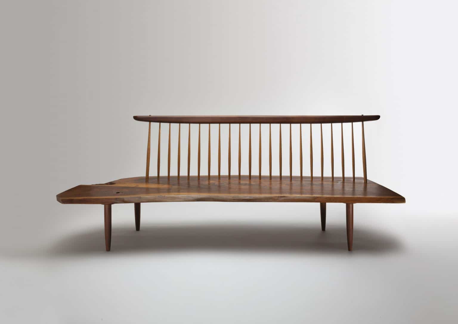 Banc de forme libre modèle « Conoid » par George Nakashima