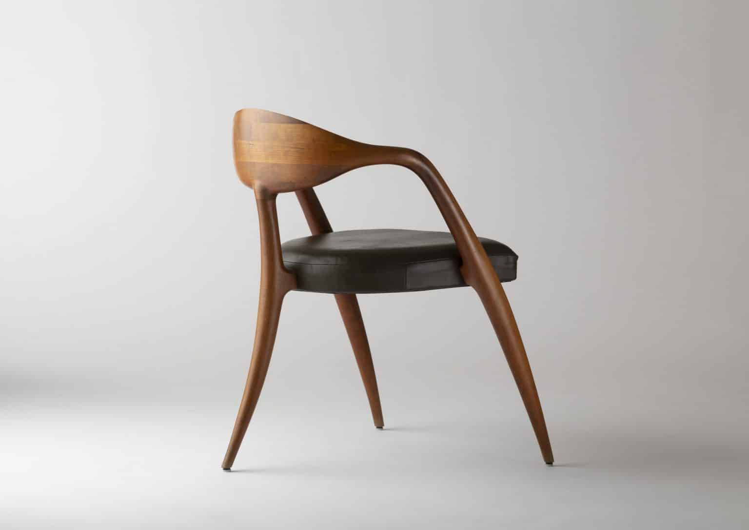 Chaise tripode par Wendell Castle