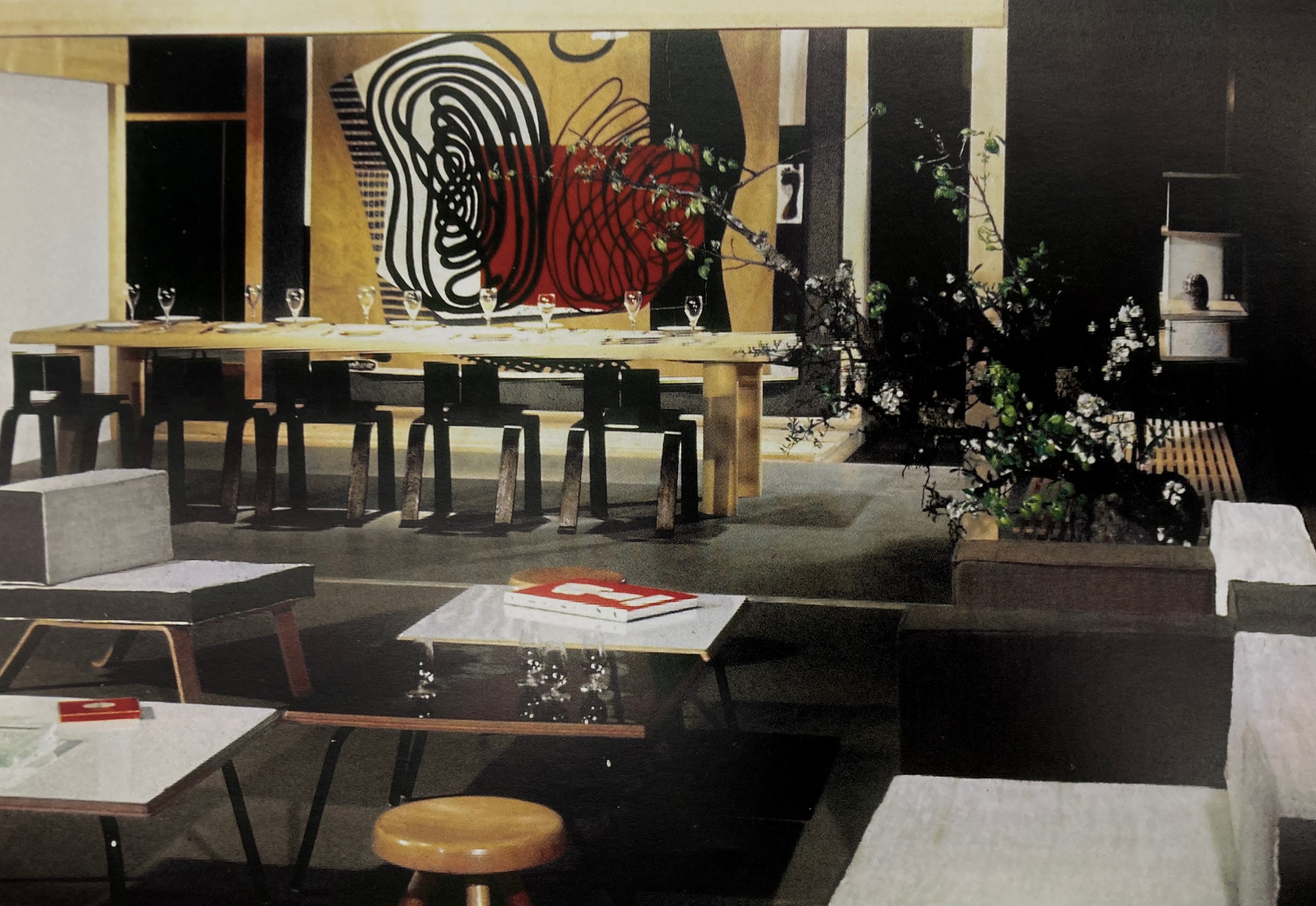 Photographie de l’exposition « proposition d’une synthèse des arts » à tokyo en 1955 montrant la salle de réception et la salle à manger avec une tapisserie de le corbusier
