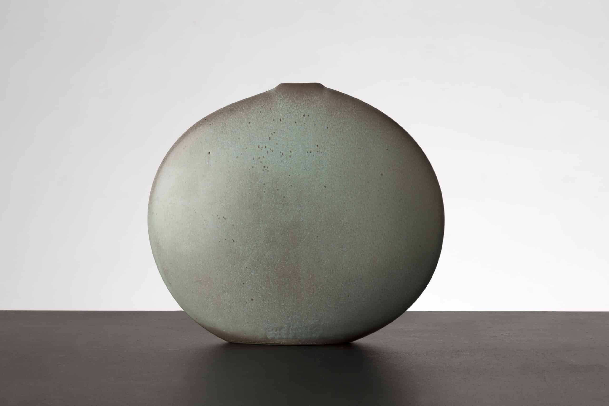 Deux vases « Lentille » gris par Jacques & Dani Ruelland