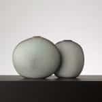 Deux vases « lentille » gris par jacques & dani ruelland