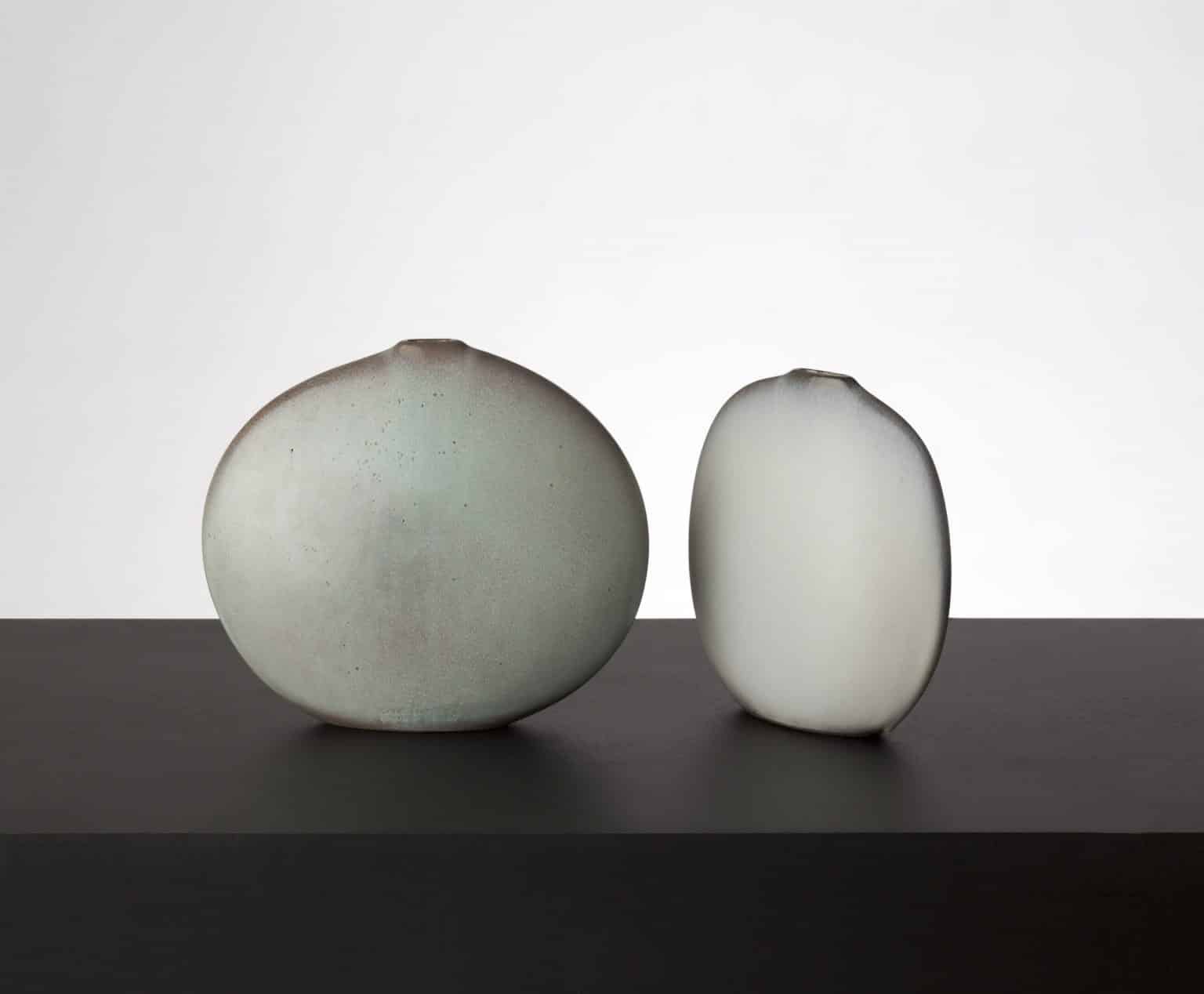 Deux vases « Lentille » gris par Jacques & Dani Ruelland