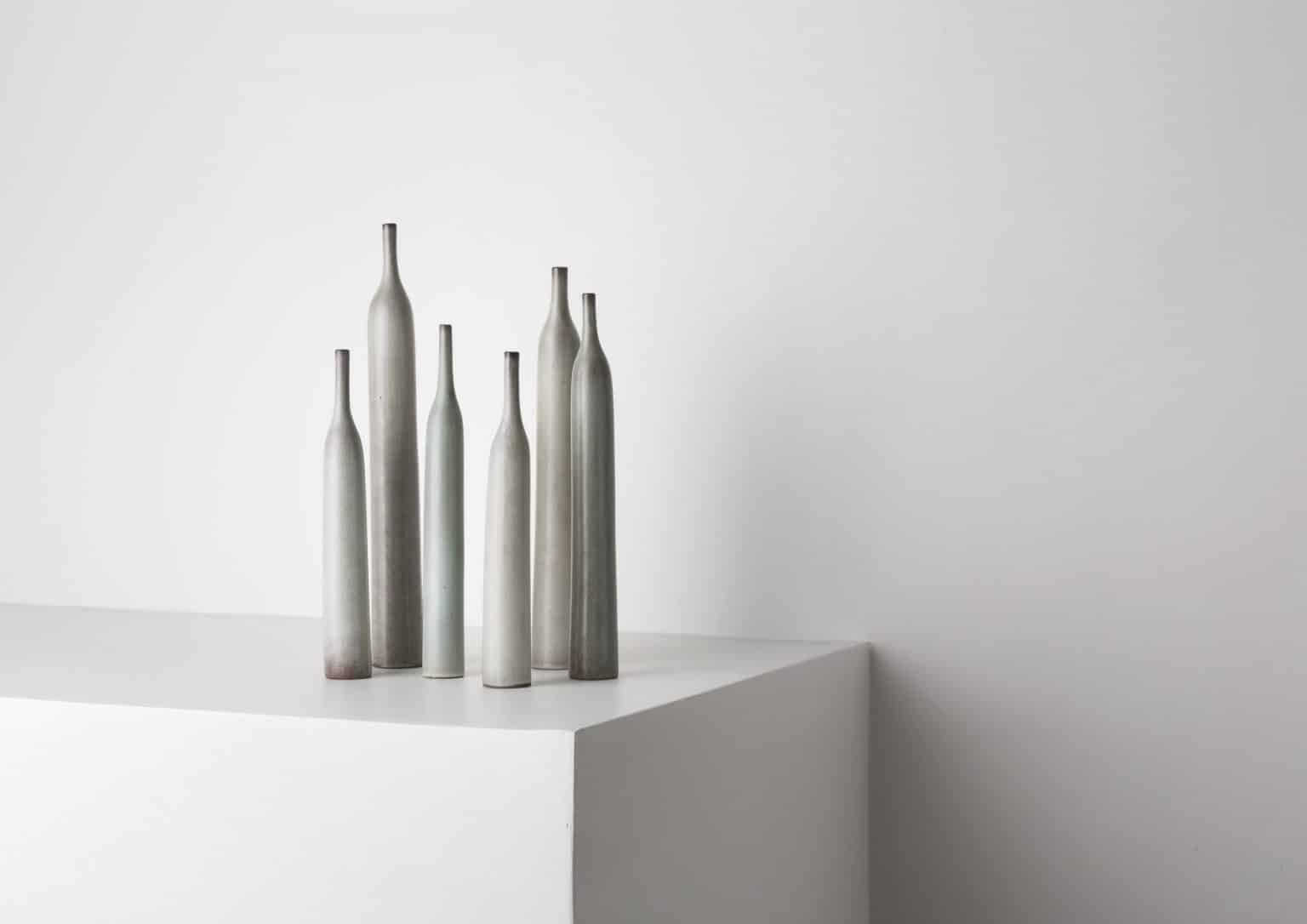 Ensemble de bouteilles à nuances de gris par Jacques & Dani Ruelland