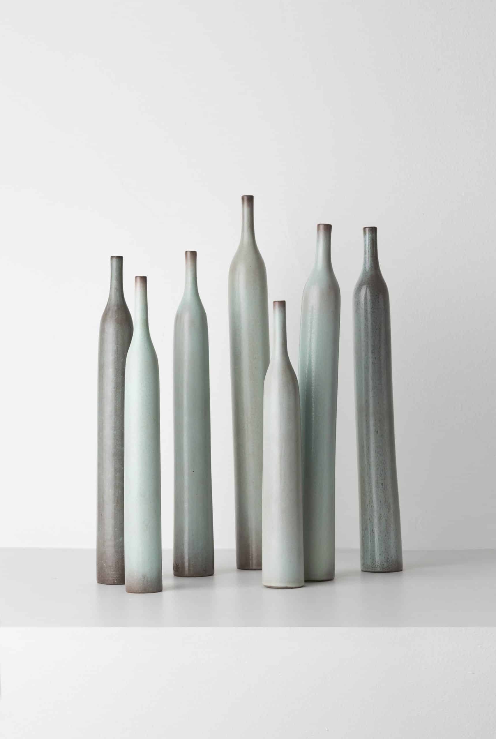 Ensemble de sept bouteilles gris-bleu par Jacques & Dani Ruelland