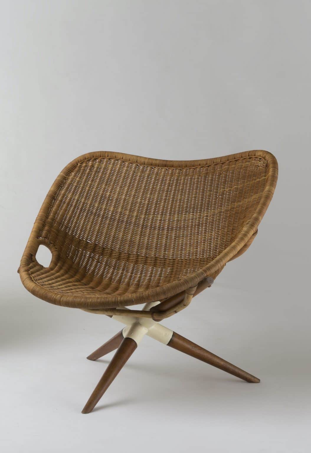 Fauteuil tripode modèle  « Chistera » par Joseph-André Motte