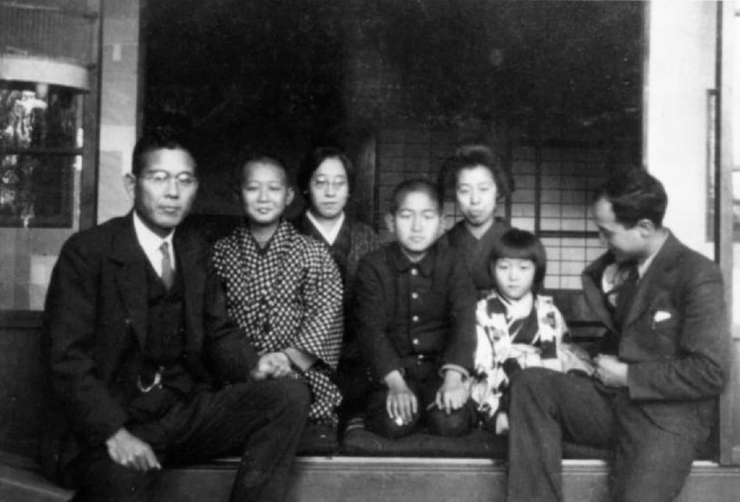 Photographie d’isamu noguchi (à droite) avec l’oncle totaro takagi et ses enfants, petit-enfants, au japon, 1931