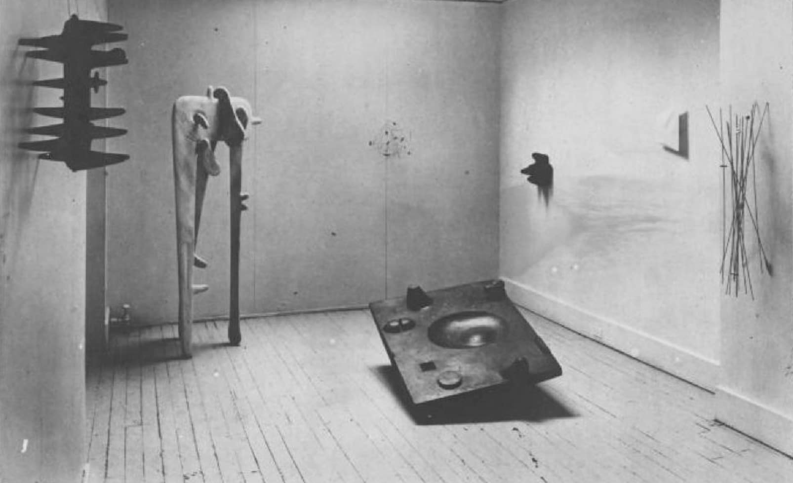 Rudolph burckhardt, photographie de l’exposition « isamu noguchi » à la galerie egan, 1949