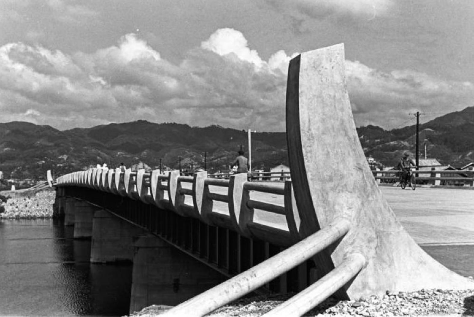 Photographie de yuku (pont ouest) à hiroshima par isamu noguchi, années 1950