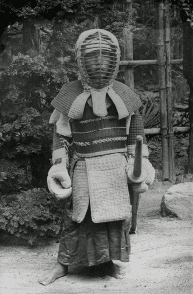 Photographie d’isamu noguchi enfant au japon portant une tenue kendo, 1911