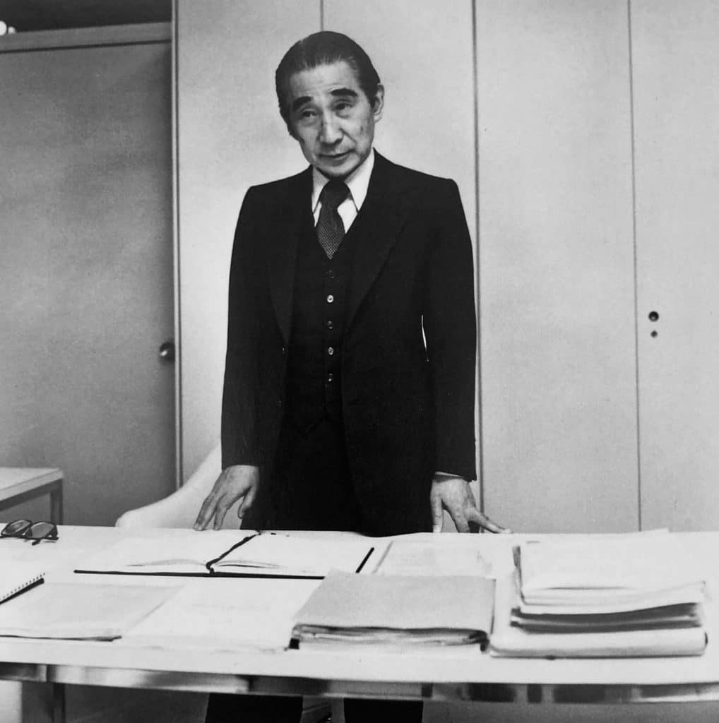 Portrait de kenzo tange dans son bureau dans la sogestsu gaikan à tokyo, vers 1980