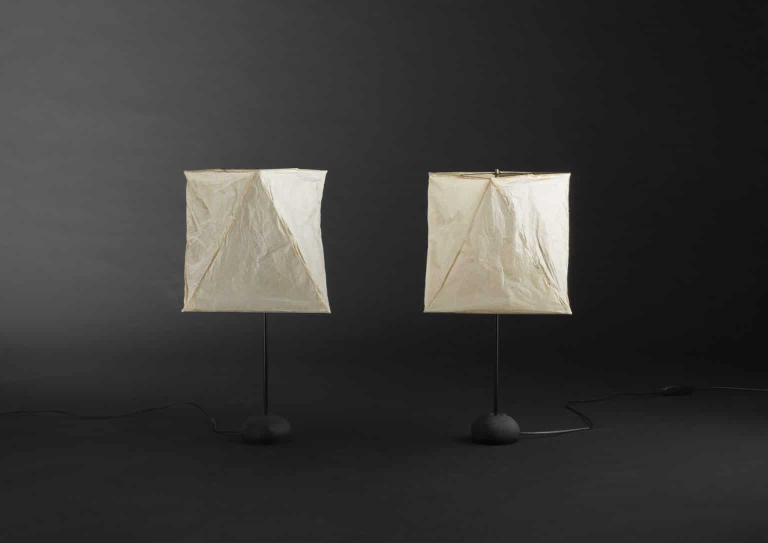 Paire d'Akari modèle « YA1 » sur « Single Stem Base » (T1) par Isamu Noguchi