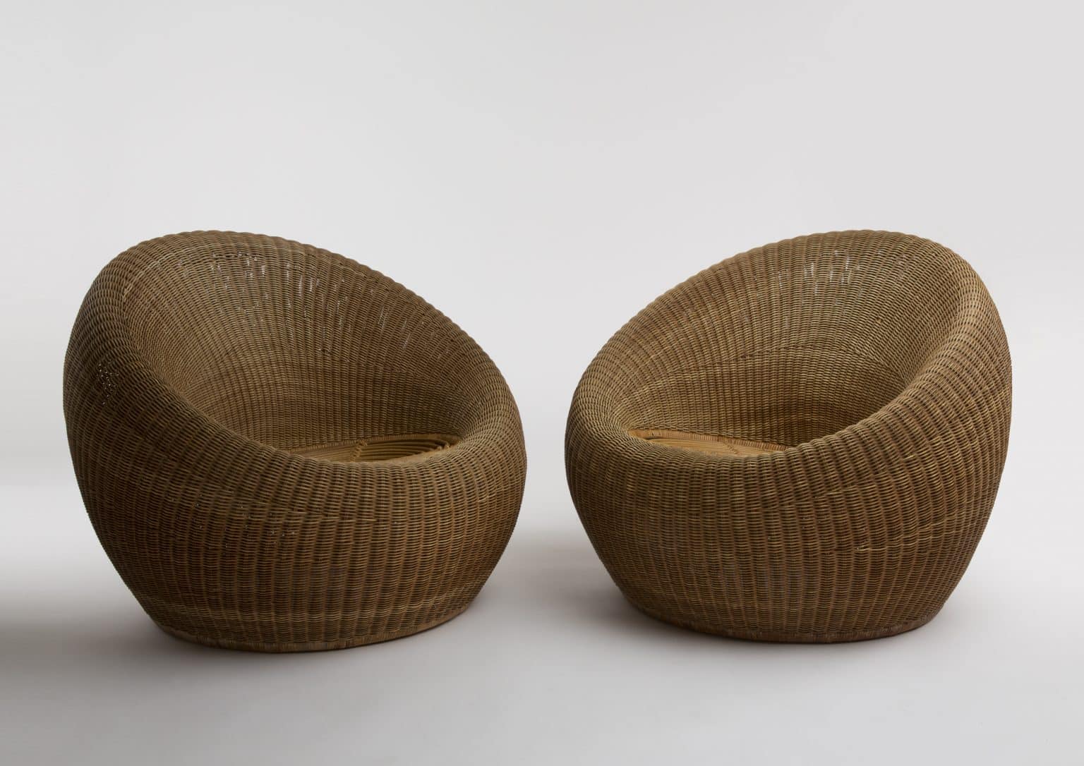 Paire de fauteuils modèle « C-3150 » par Isamu Kenmochi