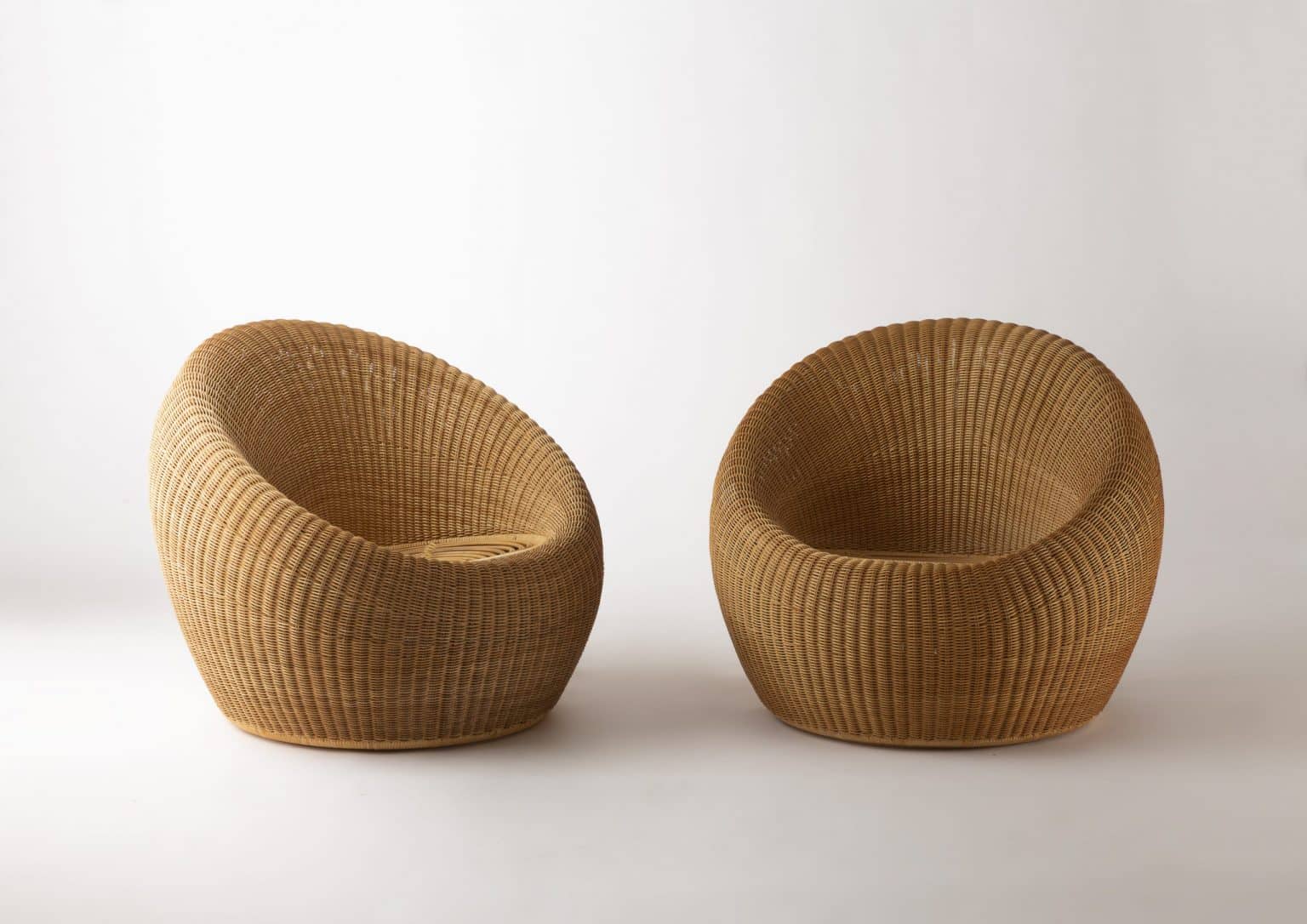 Paire de fauteuils modèle « C-3150 » par Isamu Kenmochi