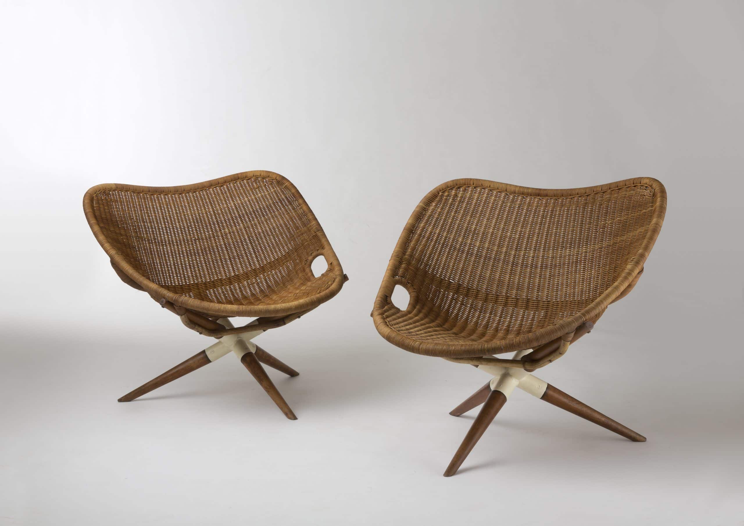Paire de fauteuils tripode modèle  « Chistera » par Joseph-André Motte
