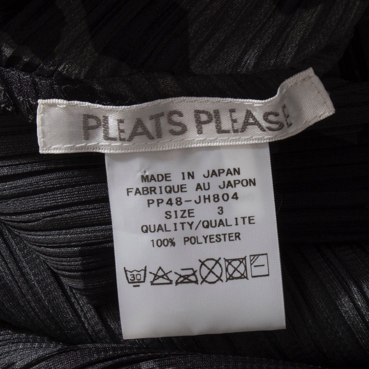 Robe « Pleats Please » par Issey Miyake