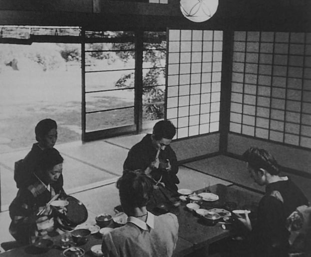 Photographie de sori yanagi (au centre) lors du premier voyage de charlotte perriand (de dos) au japon