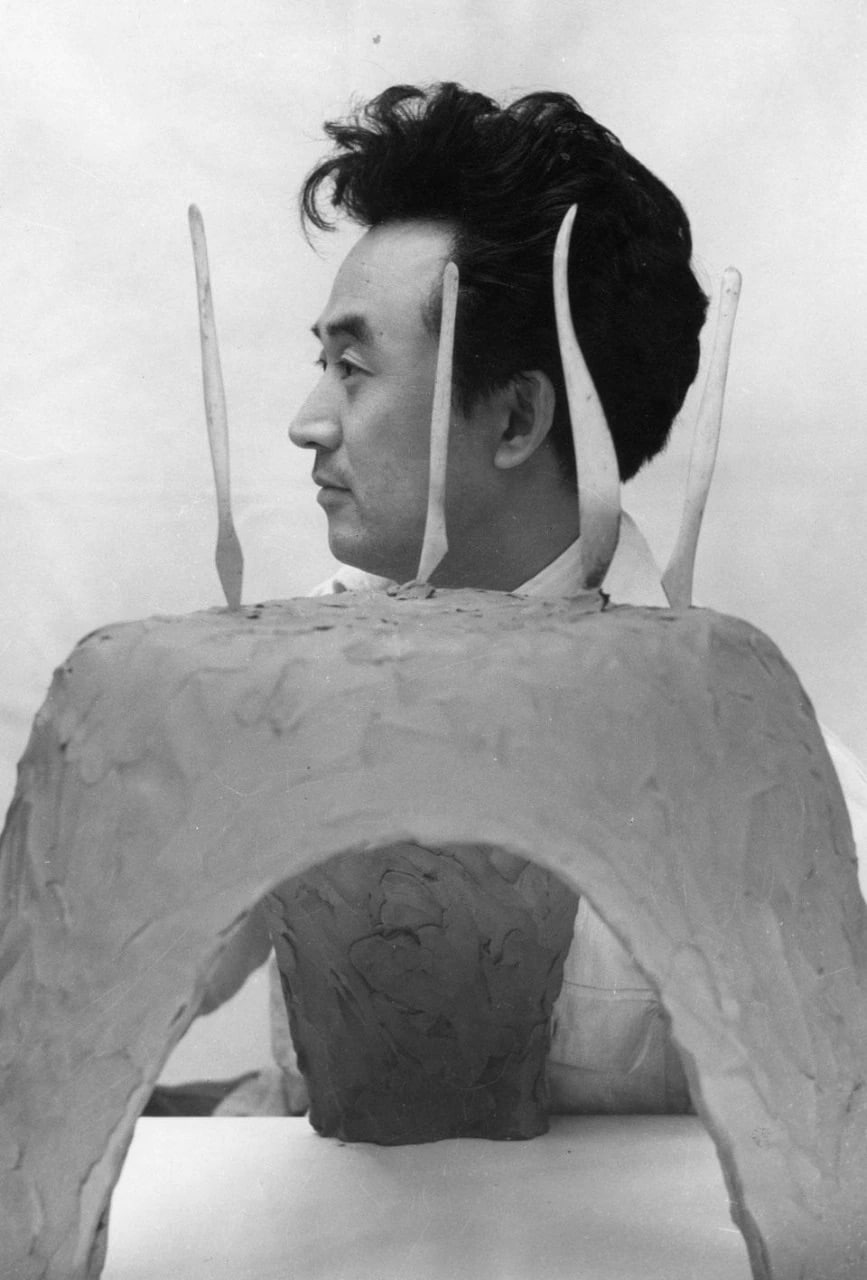 Portrait de sori yanagi devant le moule de son tabouret « elephant »