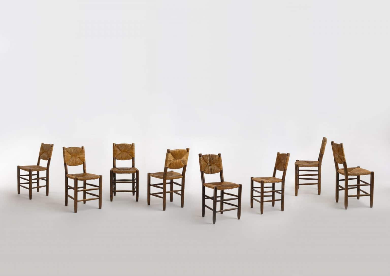 Suite de 8 chaises modèle n. 19 par Charlotte Perriand