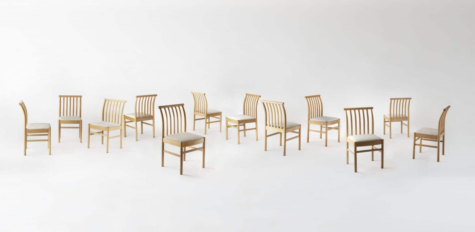 Suite de douze chaises par Isamu Kenmochi