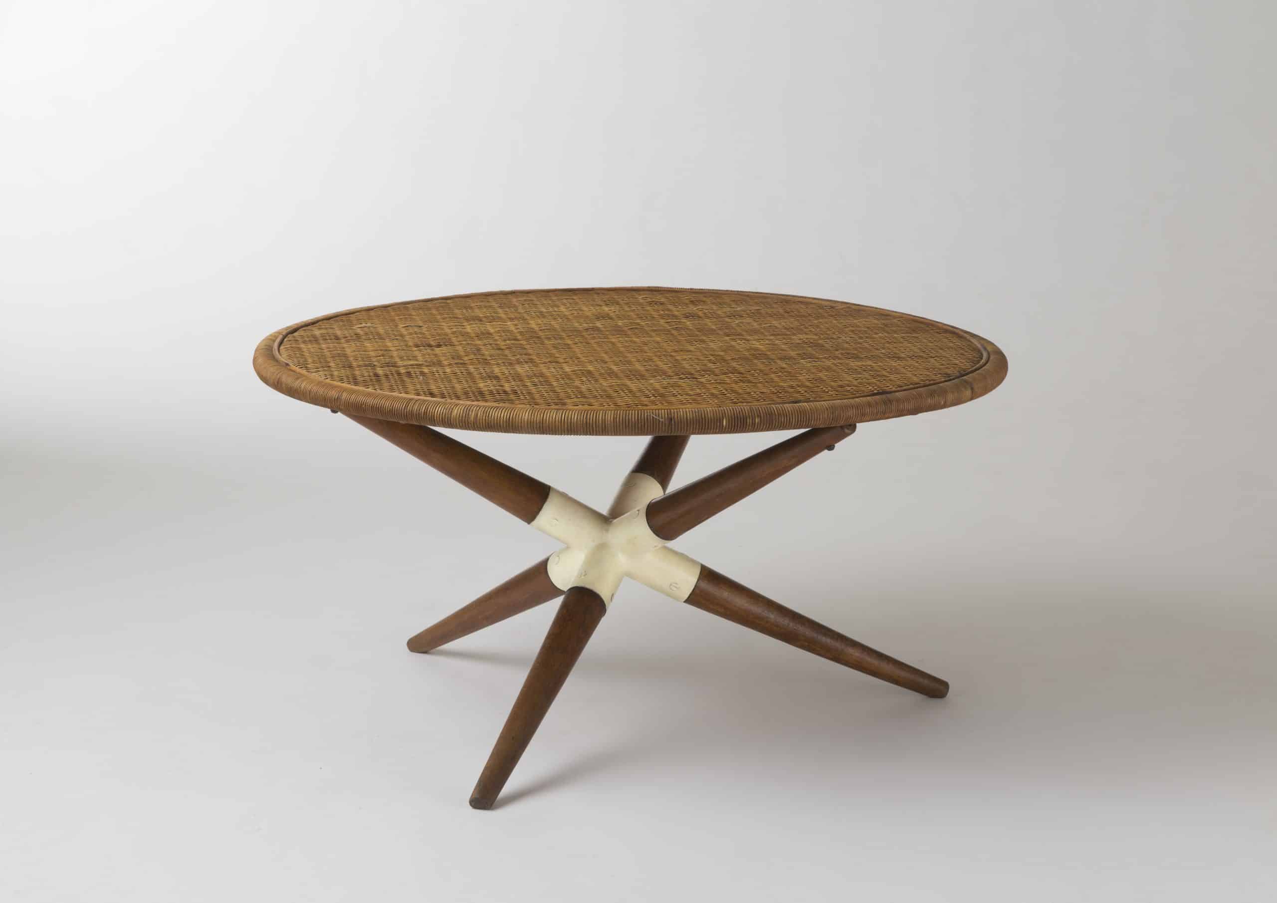 Table basse modèle  « Chistera » par Joseph-André Motte