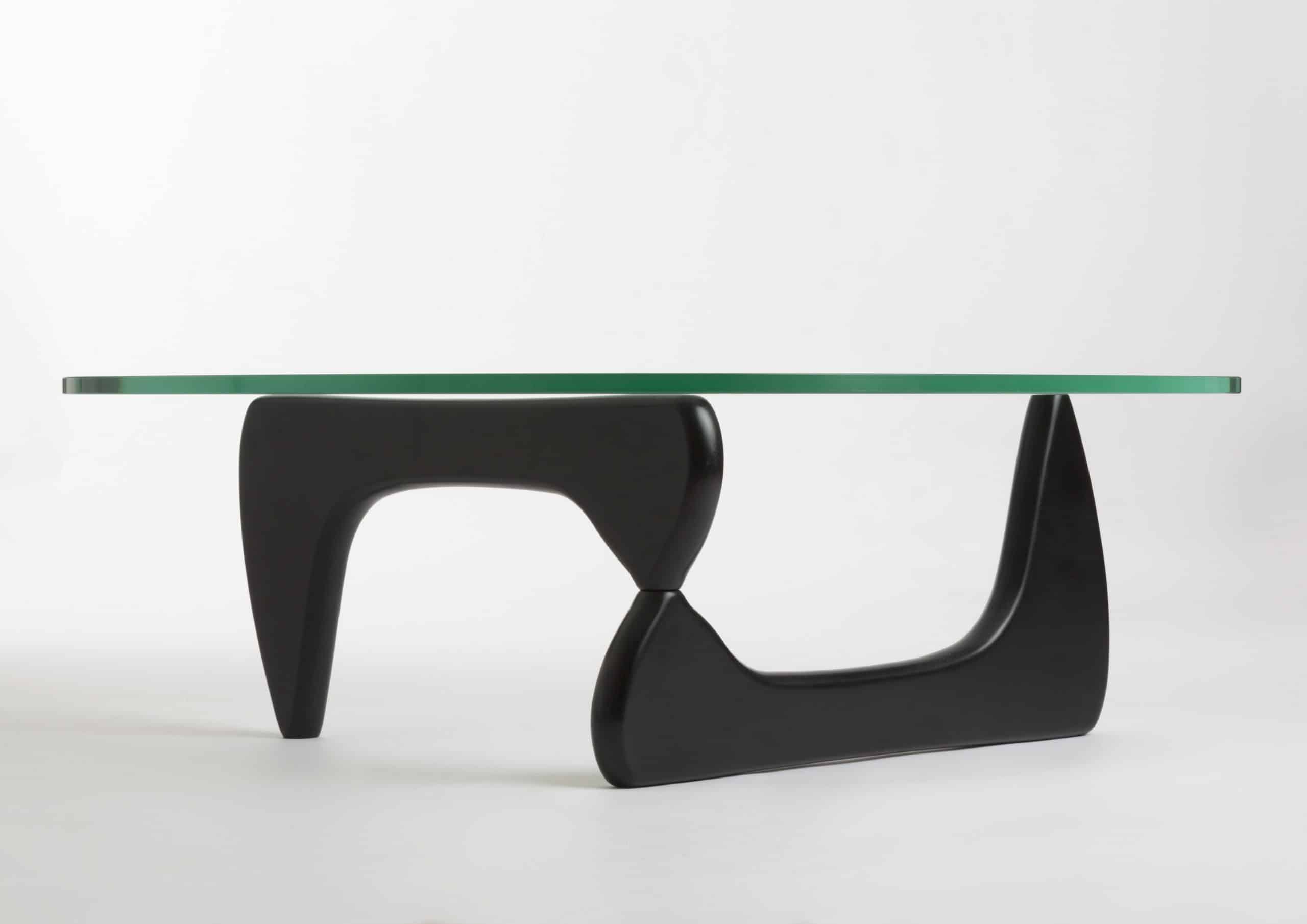 Table basse modèle « IN-50 » par Isamu Noguchi