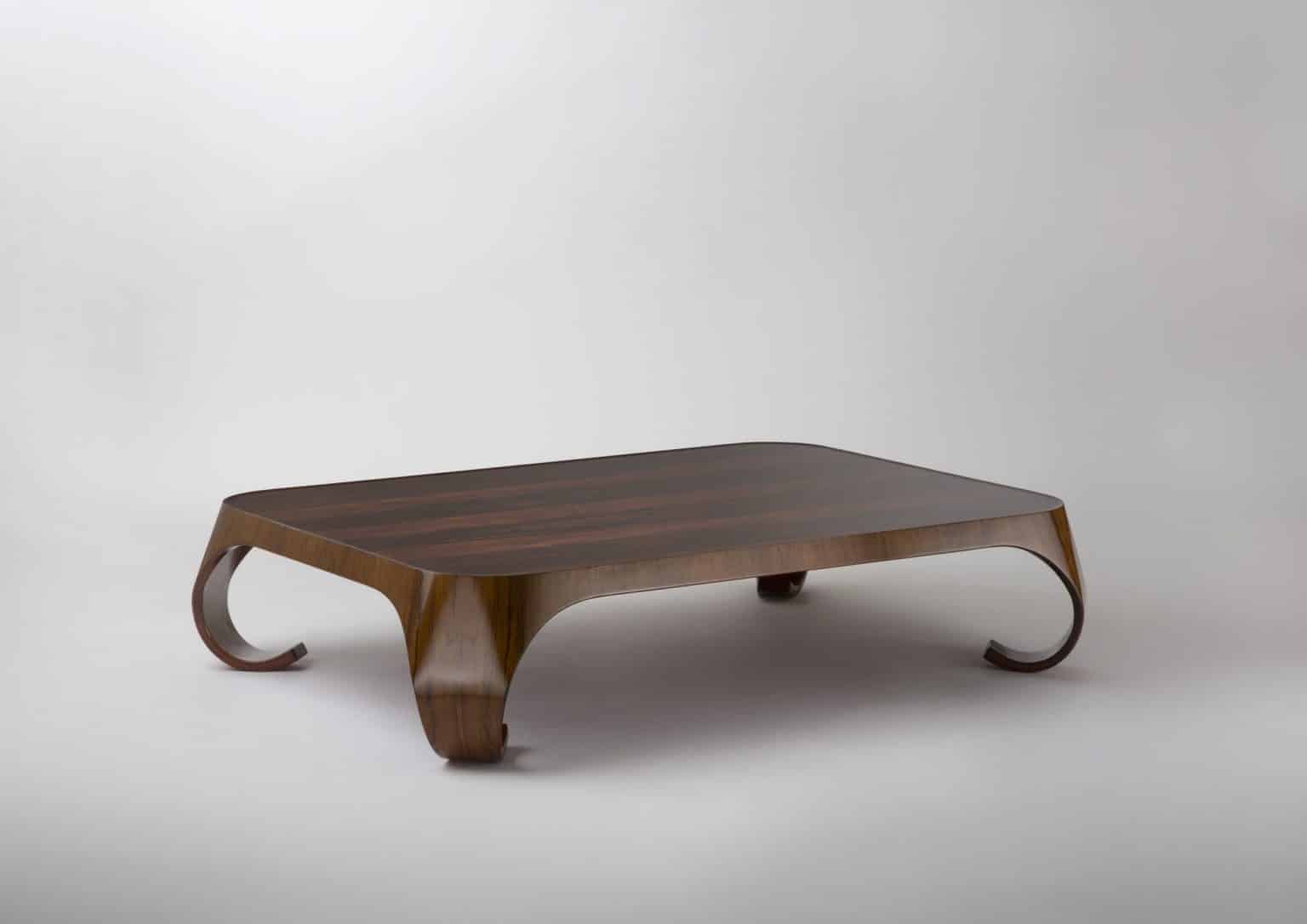 Table basse par Isamu Kenmochi
