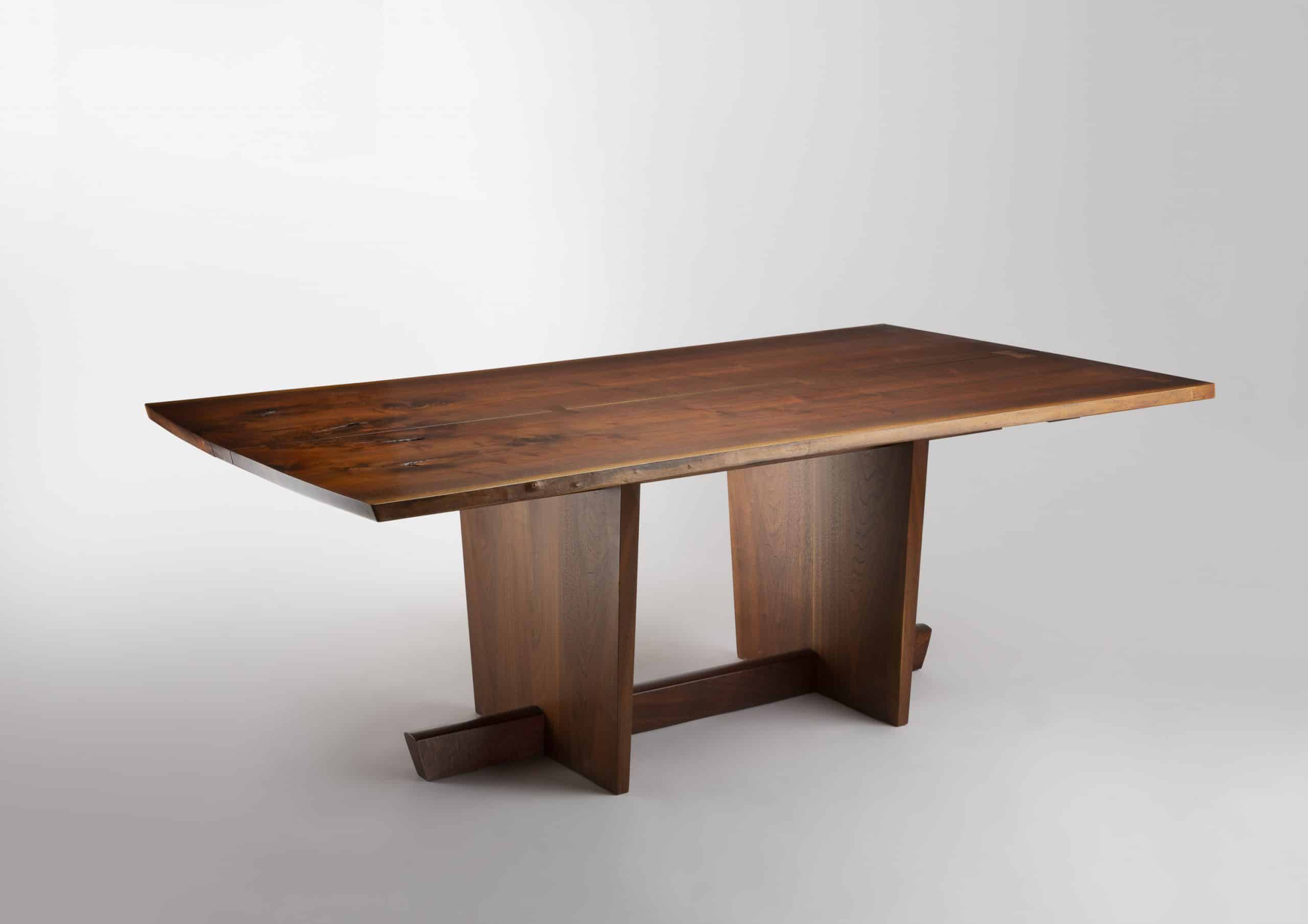 Table modèle « Minguren II » par George Nakashima