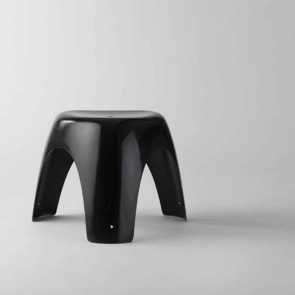 tabouret-empilable-noir-dit-elephant-stool-wa-design-gallery