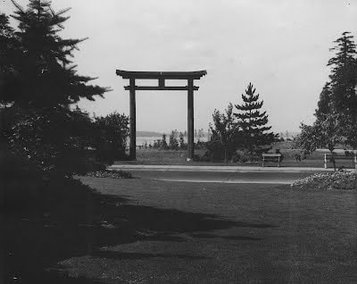 Photographie du torii au sein du parc seward, peu de temps après son installation, 1935