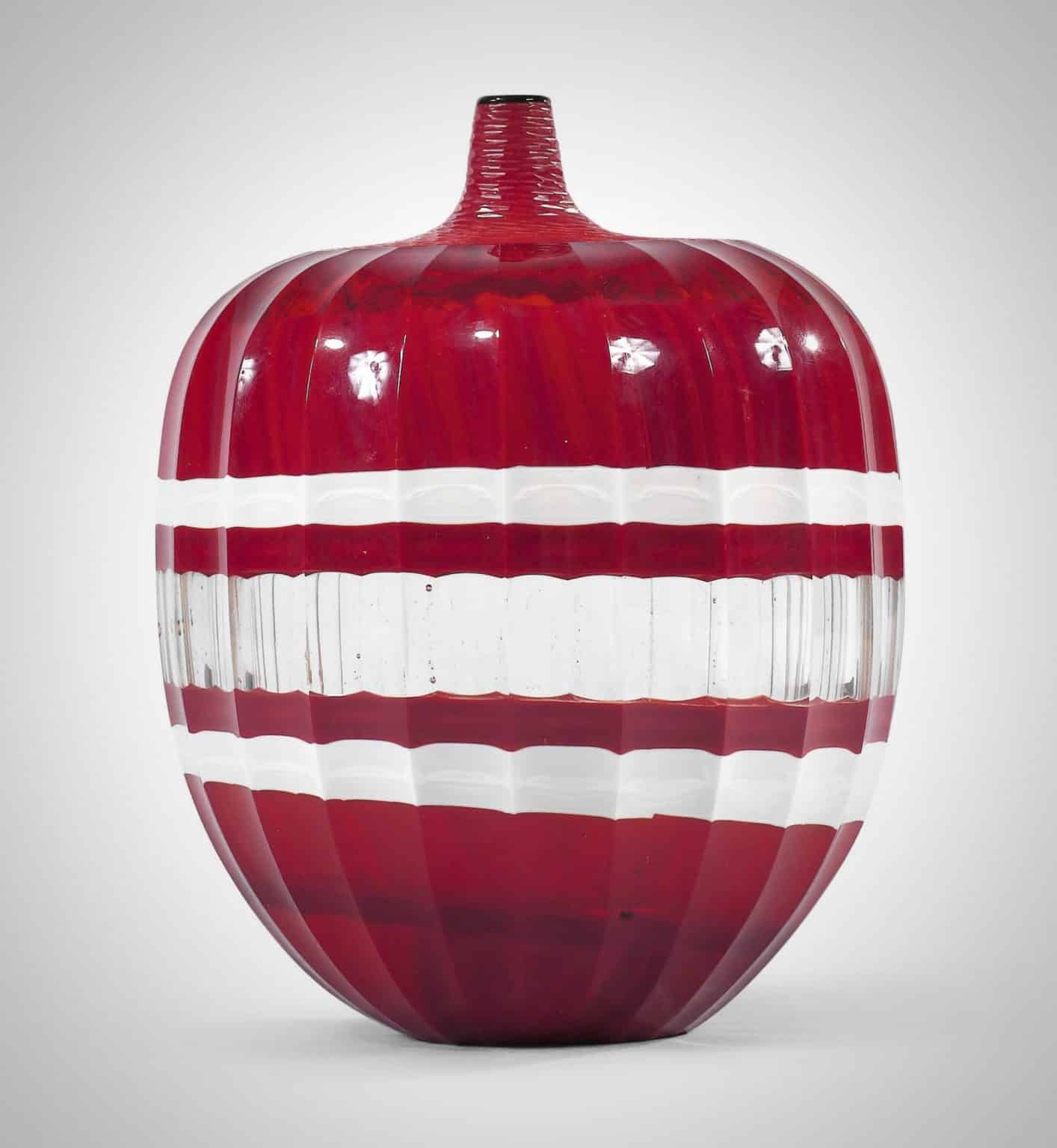 Unique vase rouge par Yoichi Ohira