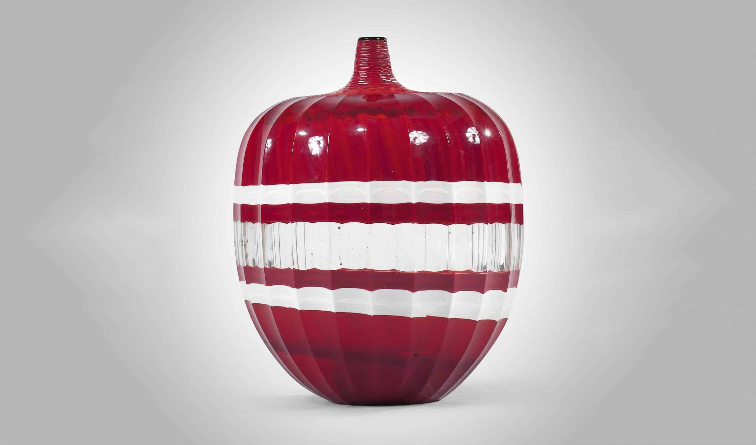 Unique vase rouge par Yoichi Ohira