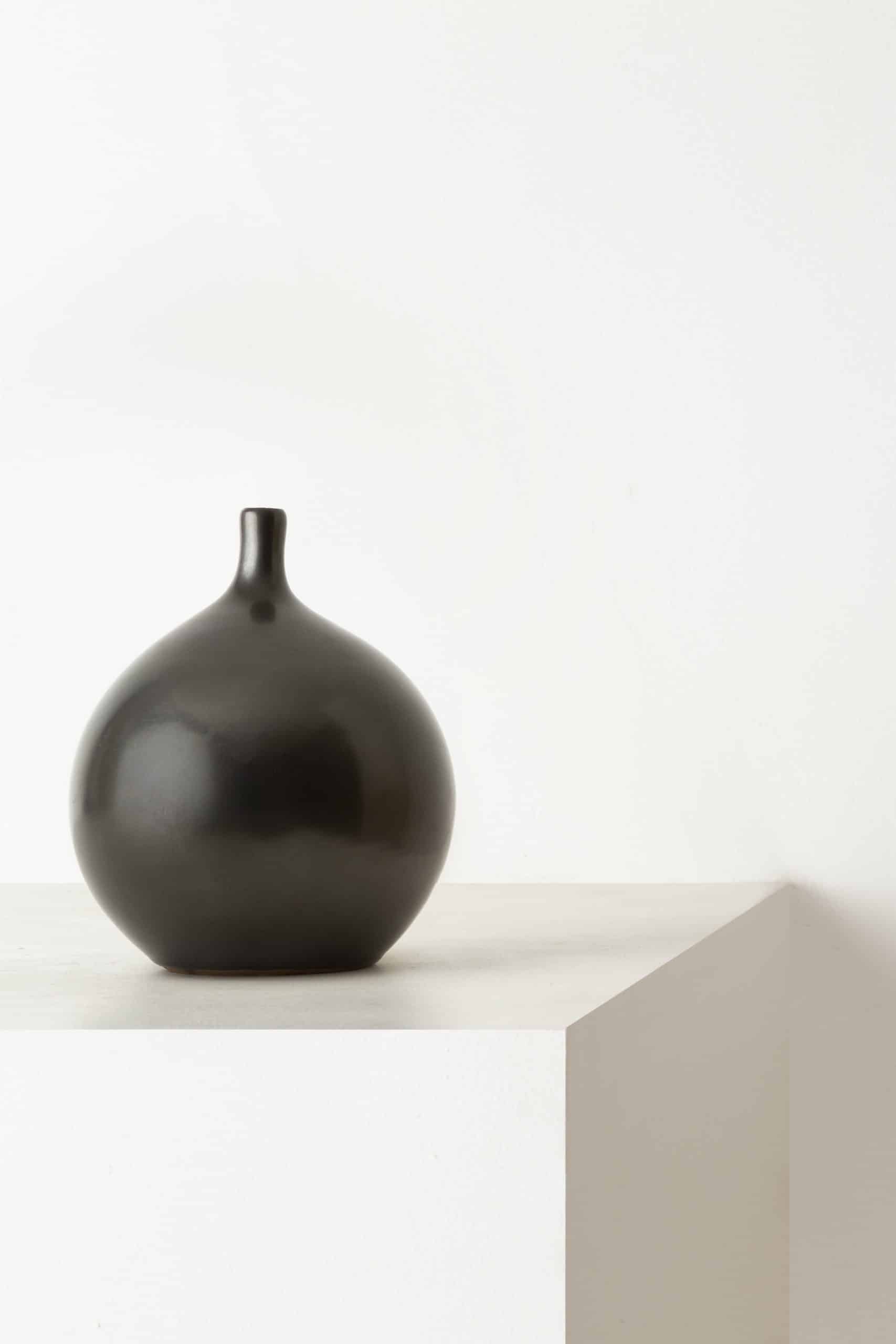 Vase « Boule » noir par Georges Jouve