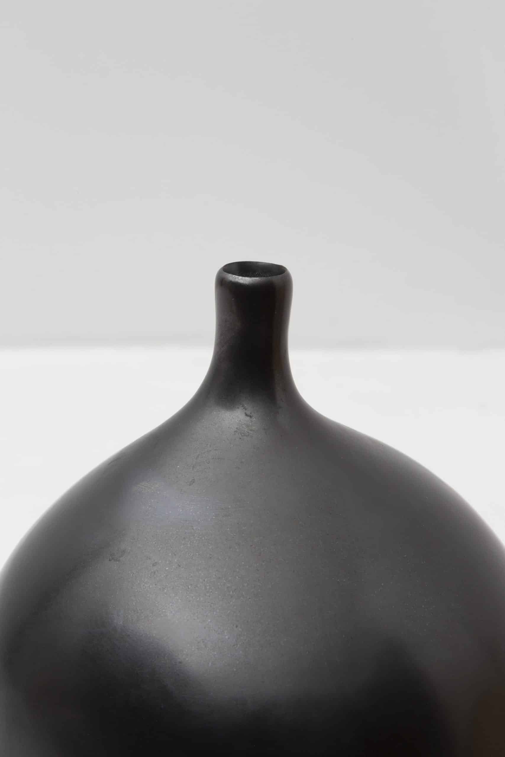 Vase « Boule » noir par Georges Jouve