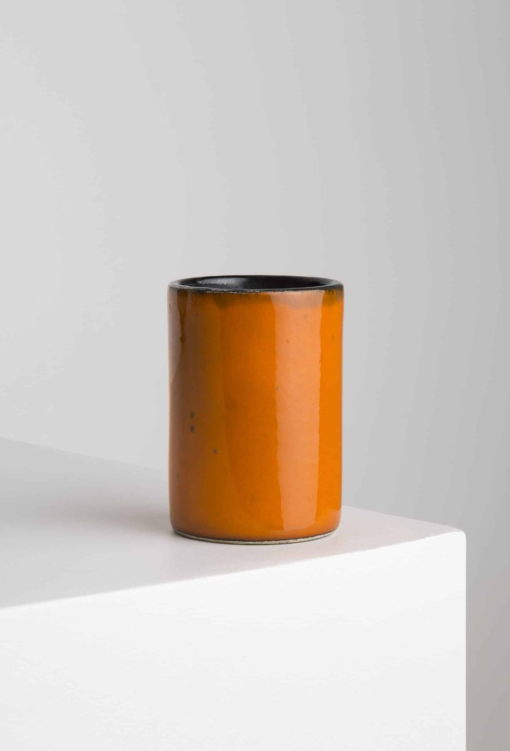 Vase « Rouleau » orange par Georges Jouve