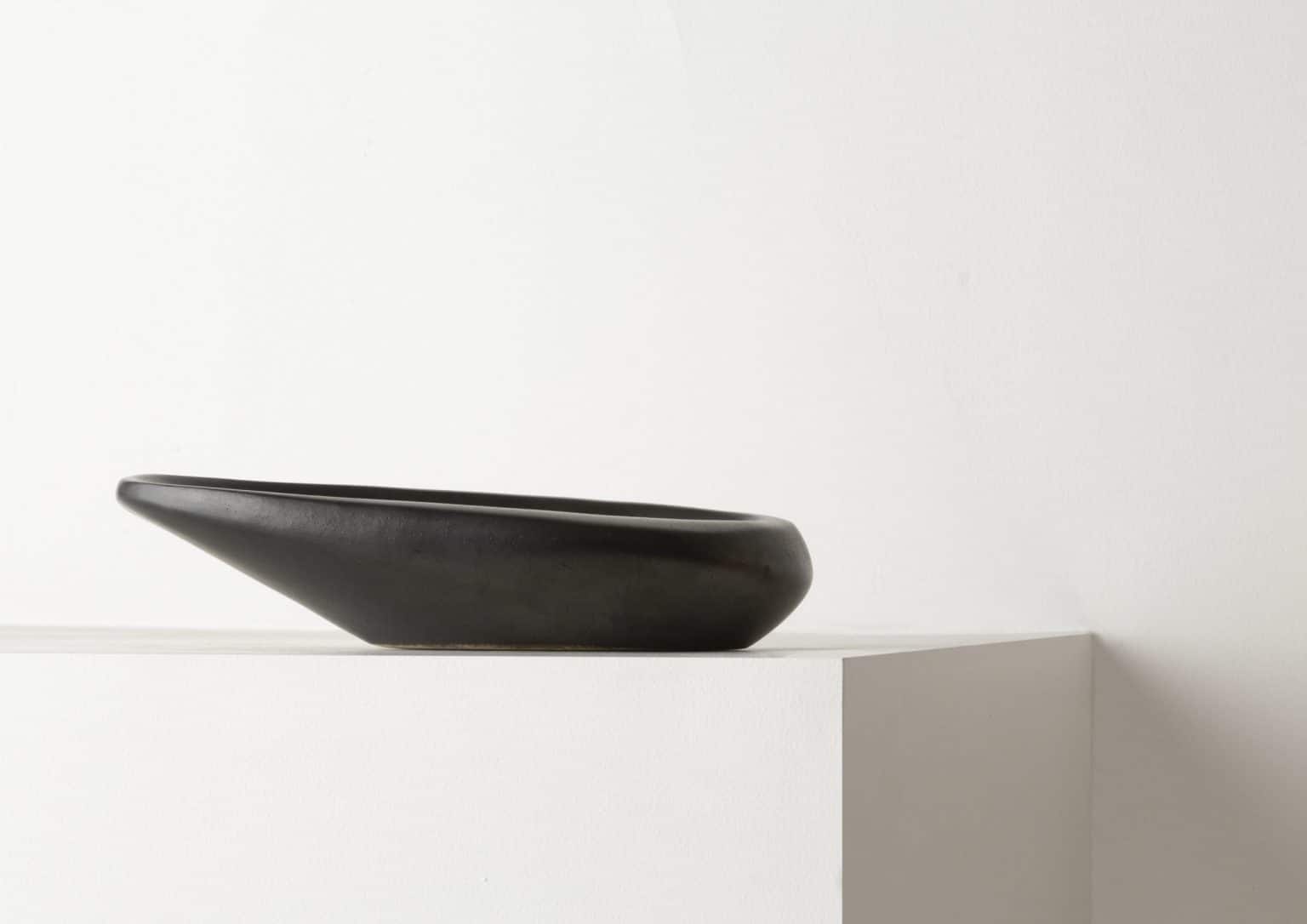 Vide-poche noir par Georges Jouve